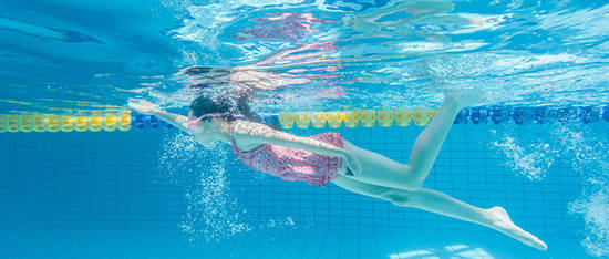游泳要注意对眼睛和耳朵的保护