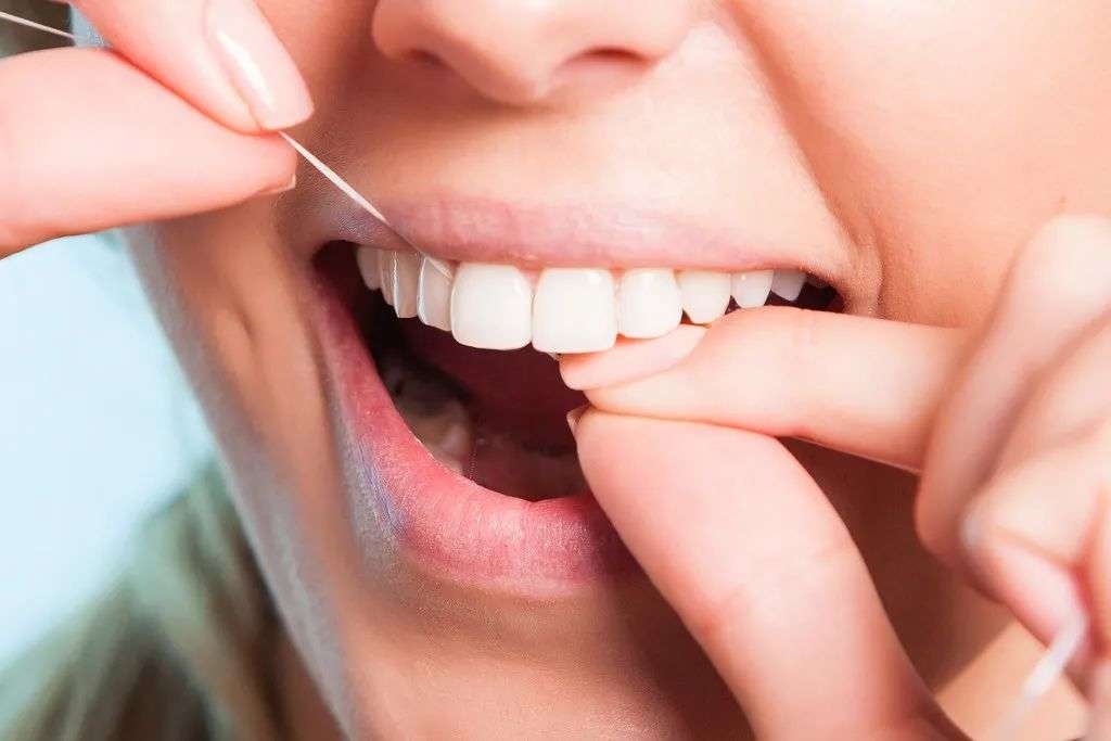牙线清洁牙齿