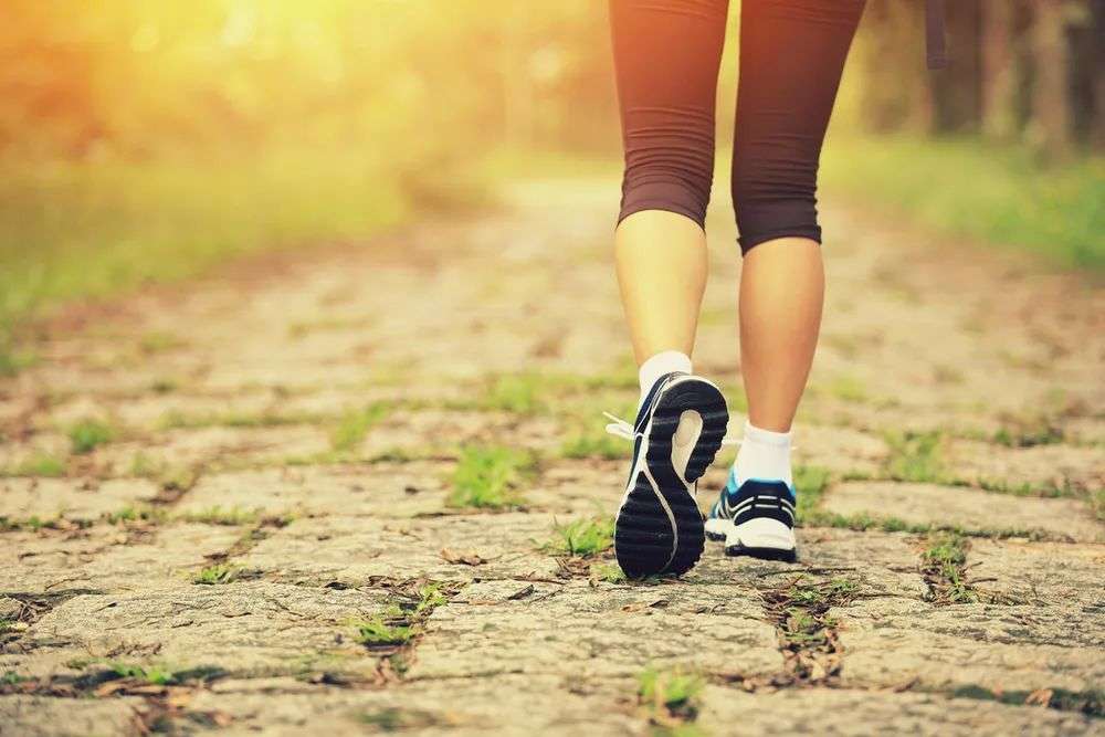 每天走路的最佳步数及健康走法