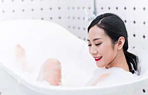 如何健康地洗热水澡和冷水澡