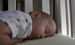几个月大的宝宝喜欢趴着睡，有什么影响吗？怎样纠正？