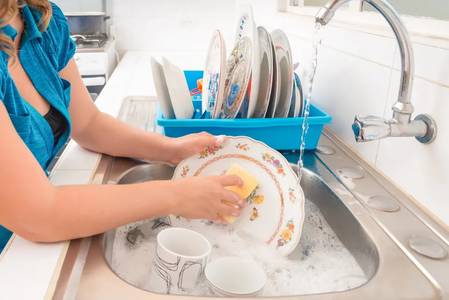 常用洗洁精洗碗不会致癌