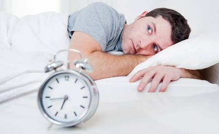 长期睡眠时间少于6小时，会导致身心健康恶化