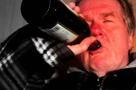 长期过度饮酒会发展为肝硬化。