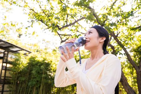 多喝水能减少便秘引起的腹胀