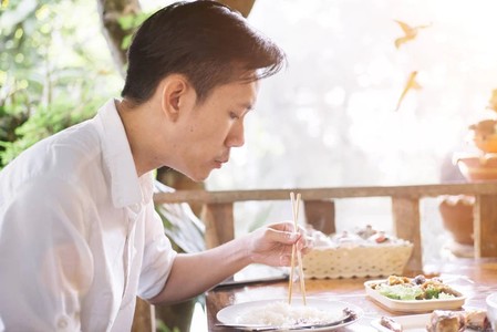 控制饮食速度有助于消化吸收