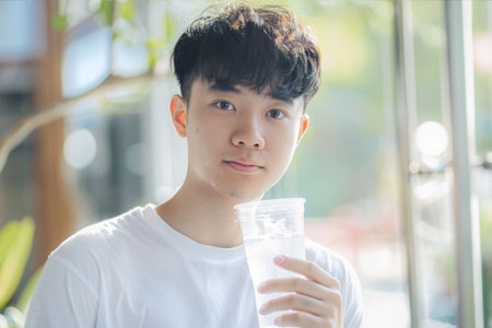 成年人夏天每天要喝多少水